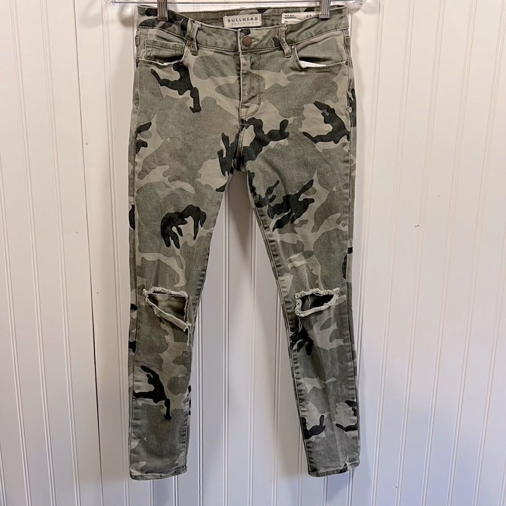 Bullhead mid rise camo skinny jean